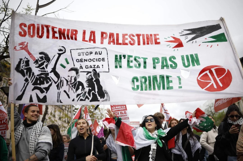 Nearly 700,000 French people have signed a petition calling for proposed pro-Israel legislation to be blocked